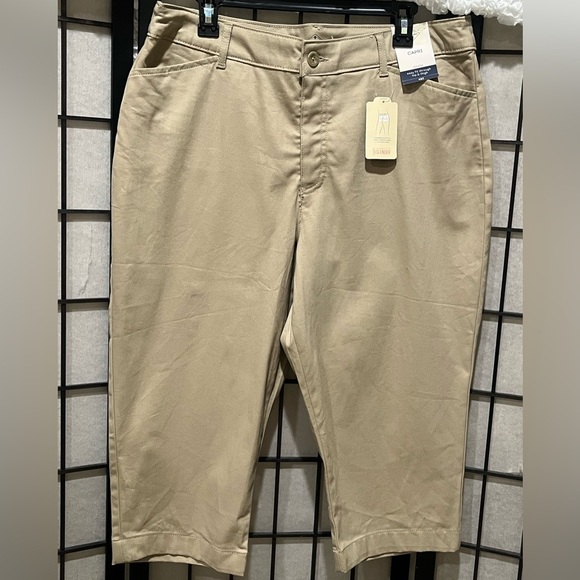 St. John's Bay MIDRISE CAPRI, EASY FIT HIKING, WOMEN SIZE 16 - Picture 1 of 11